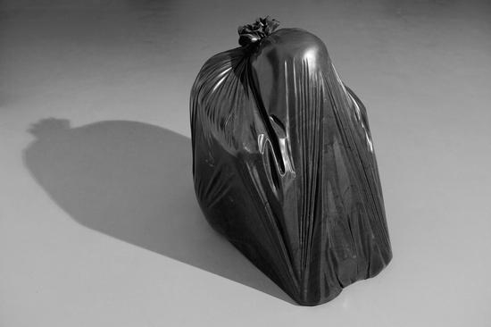 卢征远《慢性1》75x70x60CM 黑色天然大理石 2011年