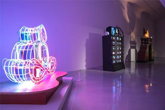 展览现场 展出作品依次为白南准的《印度之门》《大象之门》和《蓝佛》