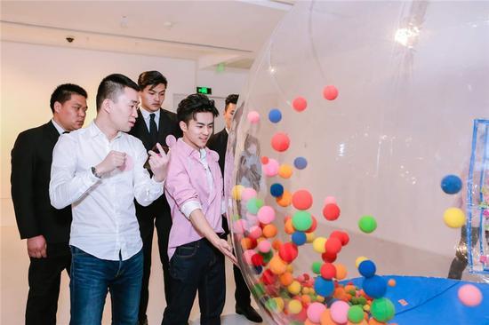 K11 PINK LOVE_张植绿参观当代艺术展《。com.cn》02
