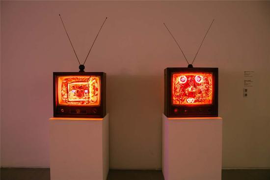 展览现场 白南准1990年作品《霓虹电视:按钮》 综合材料