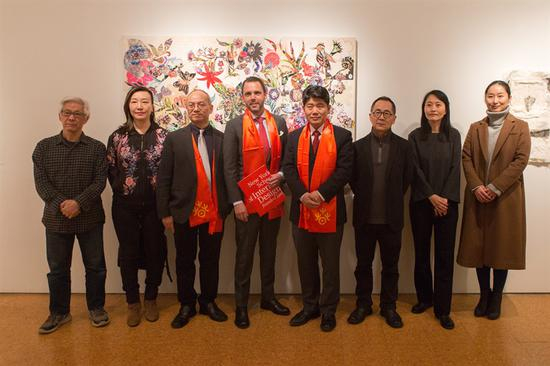 展览开幕合影(左至右):艺术家张宏图、艺术家宋昕、策展人钱志坚、纽约室内设计学院校长大卫•斯伯诺(David Sprouls)、中国驻纽约总领馆文化参赞李立言、艺术家沈忱、艺术家崔斐、“欢乐春节·艺术中国汇”项目协调人吕晓晓(摄影:刘家君)
