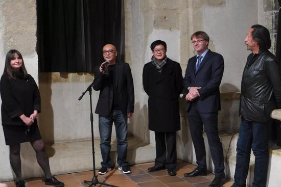 参展艺术家张晓刚开幕发言(左起:布拉格市美术馆馆长、张晓刚、吕澎、翻译、王广义)