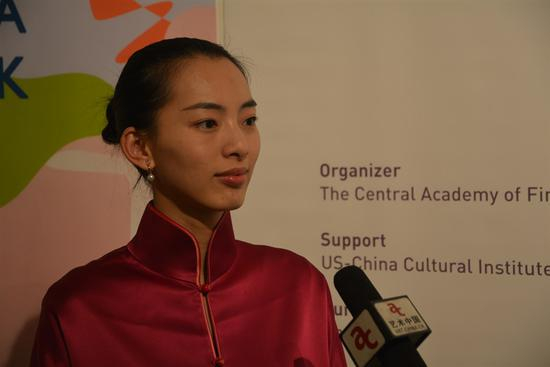策展人康俐接受媒体采访(摄影:艺术中国)