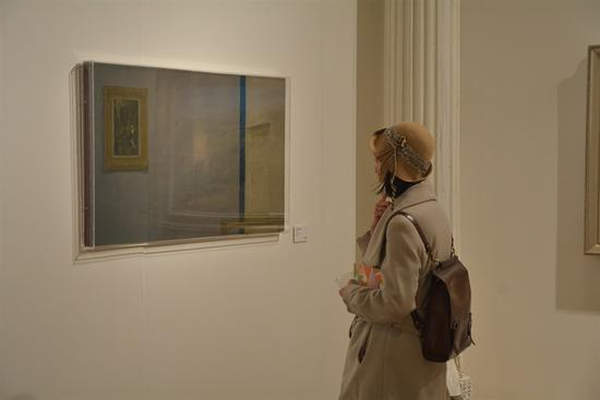 观众在“新绘画:中国当代绘画展”参展艺术家任哲作品前观赏(摄影:艺术中国)