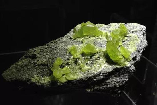 在白色灯光下,榍石呈现出美丽的黄绿色。