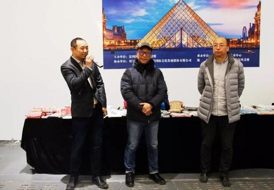从左至右依次为羽呈文化创始人于飞,法国国家博物馆联盟中国区域首席代表、法国卢浮宫艺术珍品中国巡展总策展人李楠,圣之空间负责人、画廊协会监事林松