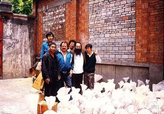 在云盖寺采购绿松石原料的美国客商,1993年