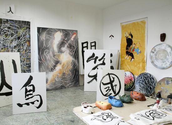 工作室现场,起立字. Vue d'atelier, les mots debout