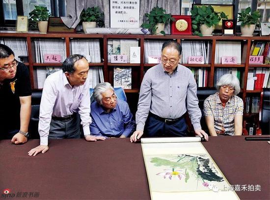 谢稚柳大师的哲嗣谢定琨先生(右二)正在鉴定《烟江秋兰》专场作品