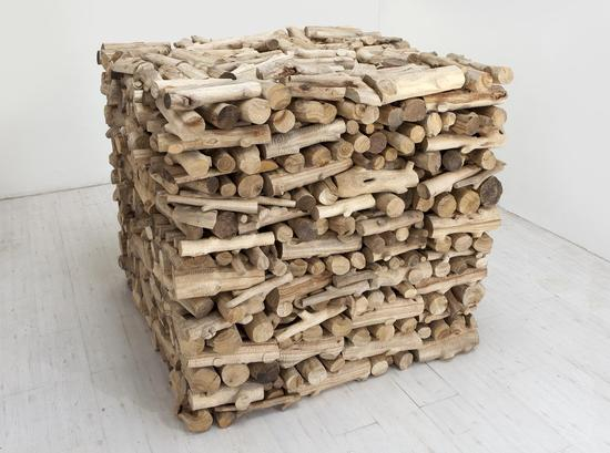 胡庆雁《柴火》200x200x200CM 樟木 2012年