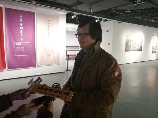 章文浩接受记者采访