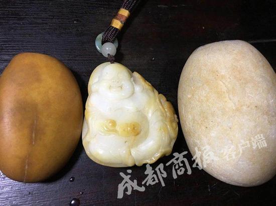 三枚长江石,中间的雕件有人出价100万(图片来源:成都商报客户端)