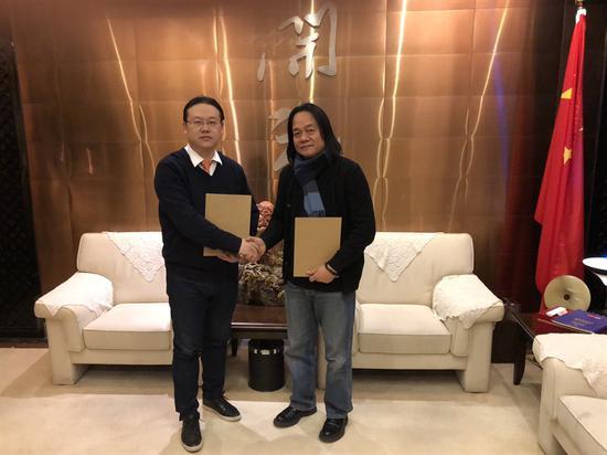 开元基金/公司董事长徐骥先生,艺术家张肇达先生合影