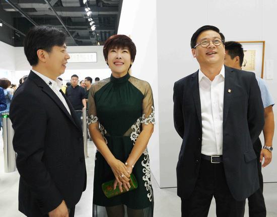 管峻老师与著名学者于丹参观展览