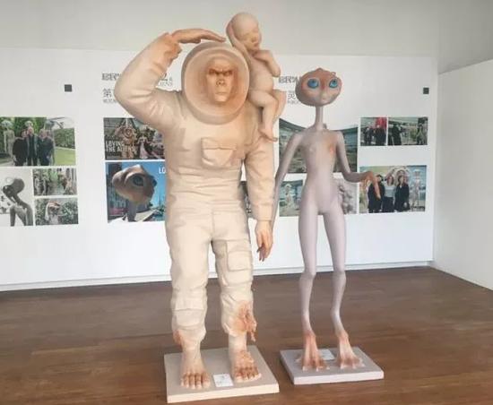雕塑作品“移民外星人”