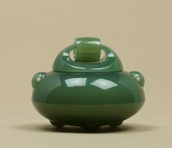 图7、杨光的玉雕作品《活环沉香炉》
