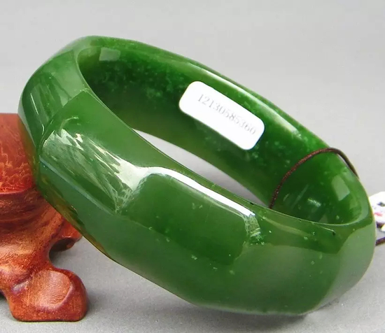 上图为加拿大产和田玉