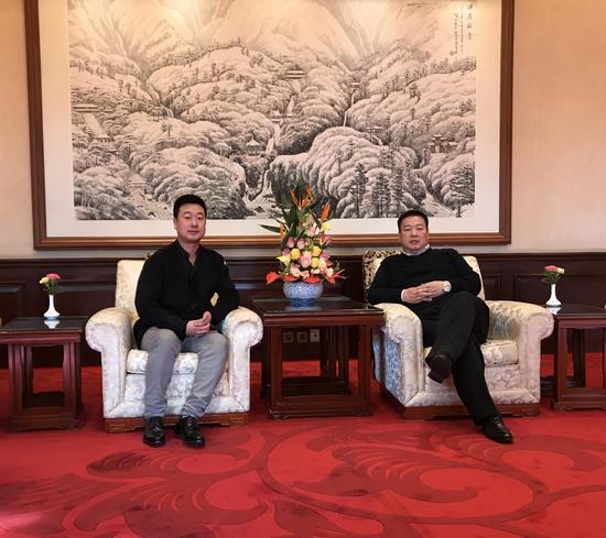 中国汇丰集团总经理赵世鹏先生与参展艺术家冯丽鹏
