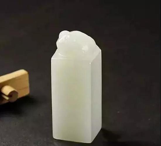古代典籍中关于印的最早记载见于《周礼》:“货贿用玺节。” “玺节”就是后世所称的印章
