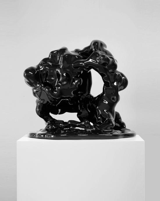 周长勇《太极》73X83X76CM 玻璃钢、多媒体影像 2015年