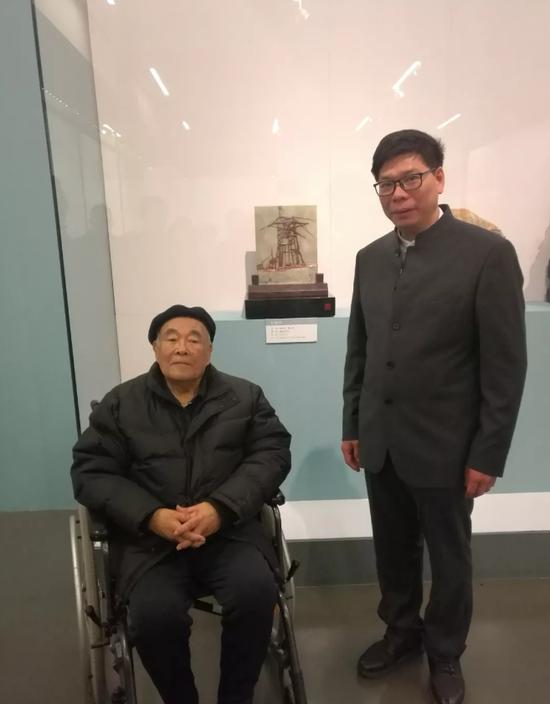陈礼忠与著名油画家、中央美术学院教授、博士生导师靳之林在两人合作的作品前合影