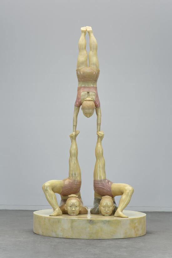 向京 《三位一体》 玻璃钢着色 154x154x175cm 40x36x130cm 2011