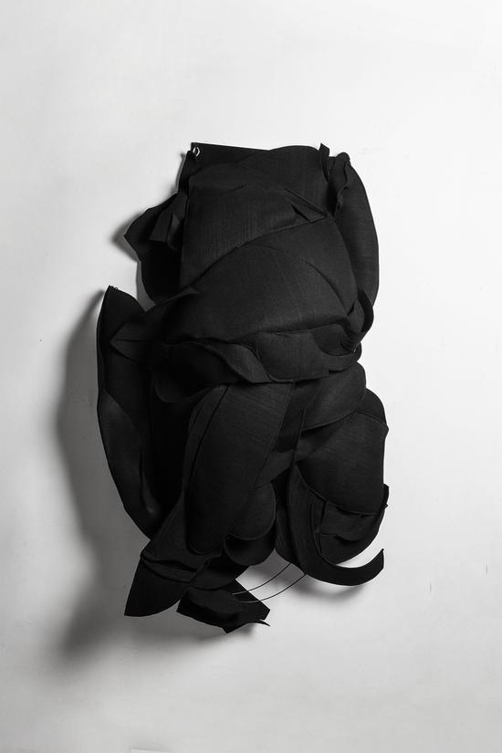 刘符洁《尼苛徳摩的头像之一》130x45x165CM 工业毛毡 2015年