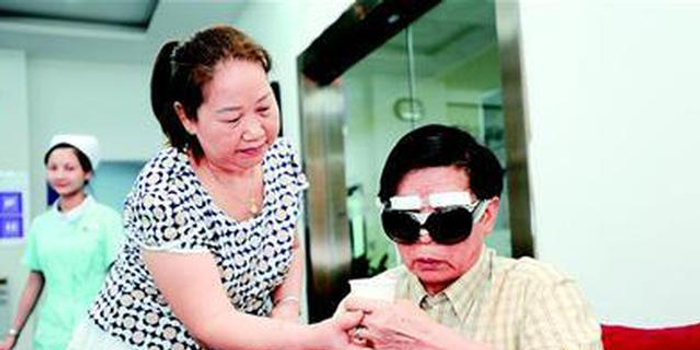 患癌老人网上找女友 照顾5年去世女儿翻脸撵人