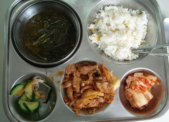 米饭、肉、韩国泡菜和汤