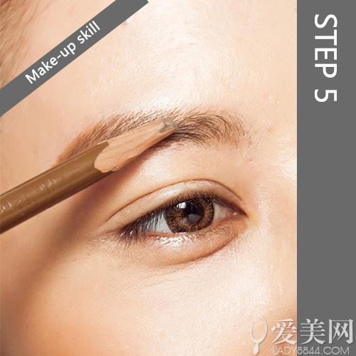 5. 眉笔勾勒眉型