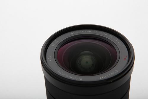 蔡司Vario-Tessar T* FE 16-35mm f/4 ZA OSS镜头实物图