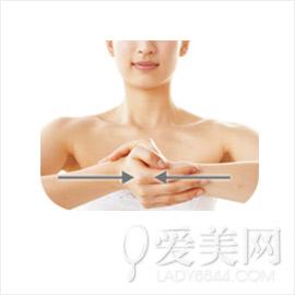 动作2:提胸 锻炼胸部和手臂的肌肉