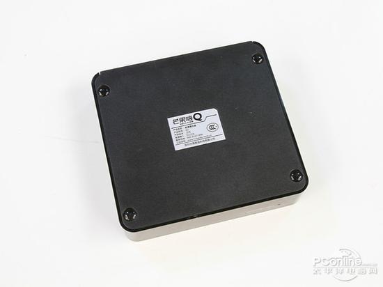 底座的防滑垫并不是一般常用的橡胶垫,而是光滑的镜面塑料,防滑功能比较一般。