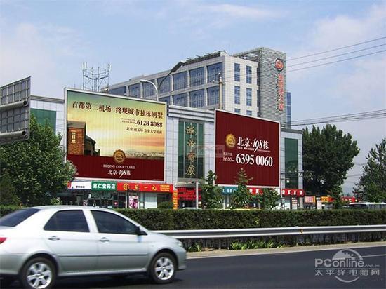 户外巨幅广告只是远距离观看,因此分辨率很低已经可以满足