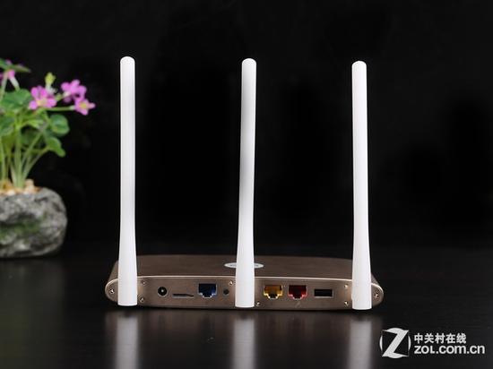极路由3的后视图