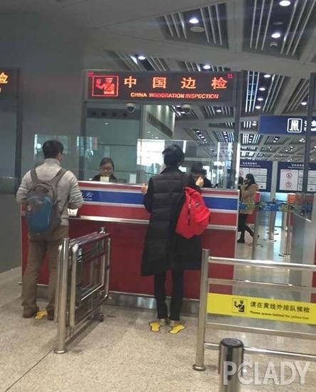 王菲赴港见霆锋,背的就是这款JanSport红色包包