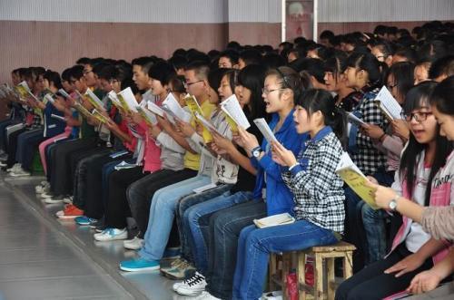 河南某高中学校学生诵读《道德经》(资料图 图源网络)