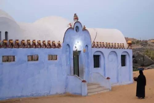 Nubia Village蓝色的居民窑洞,远看如入梦境