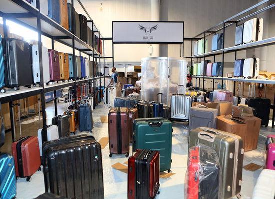 美国拉斯维加斯国际旅行用品展览会上众多箱包