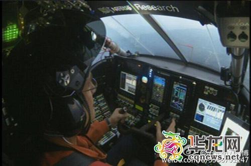 飞行员贝特朗·皮卡尔正在驾驶飞机。 “阳光动力2号”官方微博“@阳光动力官博”图片