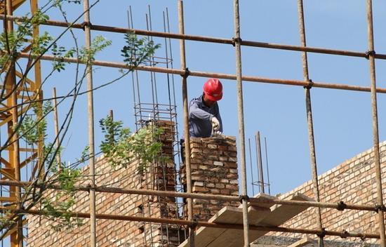 戴着安全帽的建筑工人在工作中(网络图)