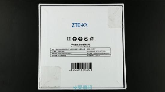 纸盒包装的风格延续了小兴看看的风格,侧面有产品特点和参数说明,底部是简单的厂家信息。