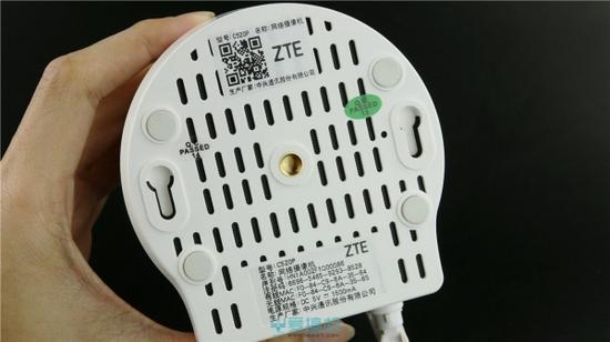 机器底座上方开了密集的散热孔,底部则是大面积的散热格栅,并贴有机身二维码和简单的参数。