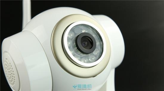 摄像头周围是一圈红外灯泡,夜视有效距离为10m。