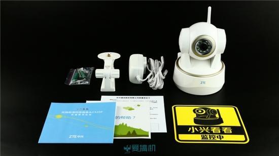 配件包括固定底座及其螺丝、电源、说明书保修单,此外还送了一张警告贴纸。