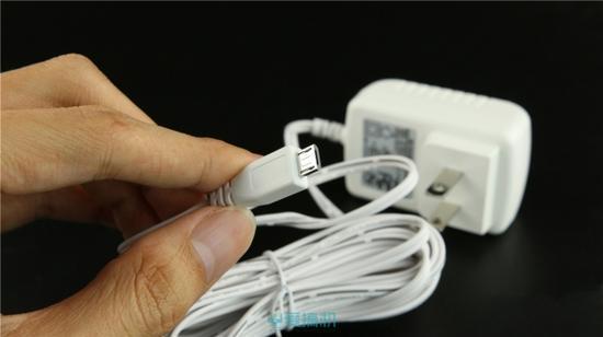 5V/1.5A电源,电源线接近两米长,而且还是使用micro-USB接口,甚为厚道。
