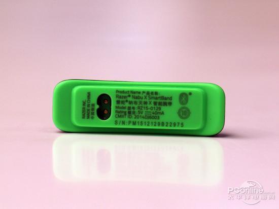 分离出的的主机我们可以看到背面关于这款手环的一些基本信息,其次充电也采用点触技术支持。