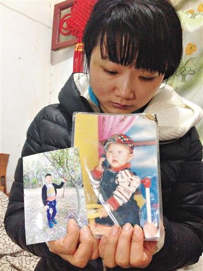 母亲刁秀拿着王志强12岁和3岁时的照片。