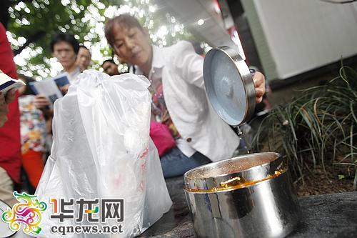 一位母亲担心孩子中午吃不好,专程带了他喜欢喝的热汤。记者 蒋霞曦 摄