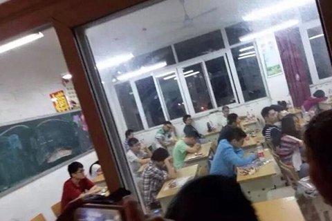 图说:考场仍有学生不愿交卷退出考场。微博截图